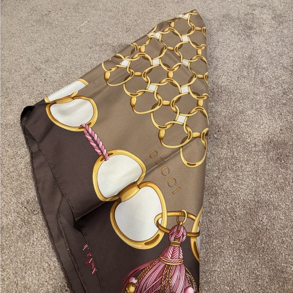 GUCCI Brown and Gold Chain Print Scarf - Picture 8 of 8